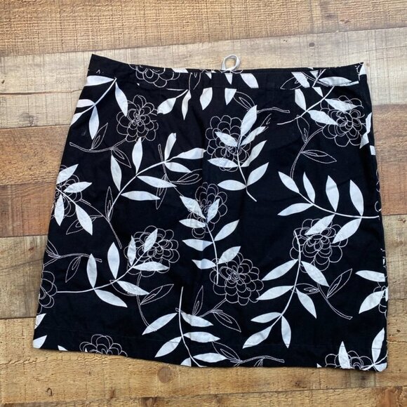 LOFT Black and White Floral Skirt - Picture 5 of 5